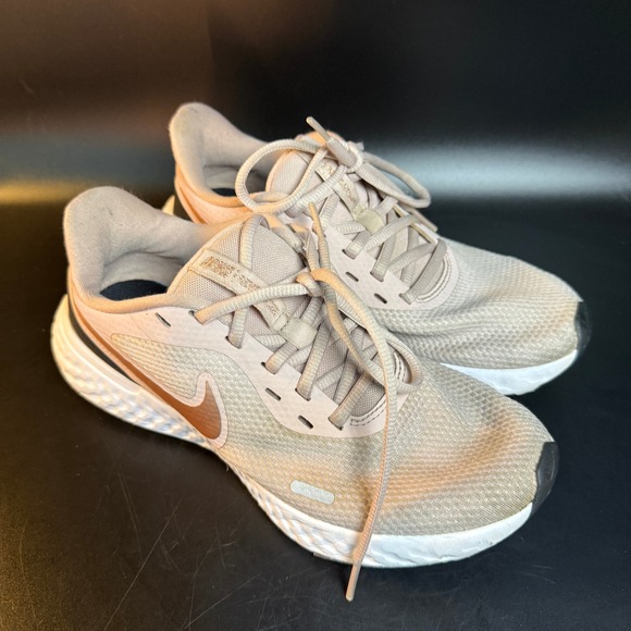 Nike Revolution 5 Running Shoes Womens Size 6.5 BQ3207-600 Barely Rose - Picture 1 of 7